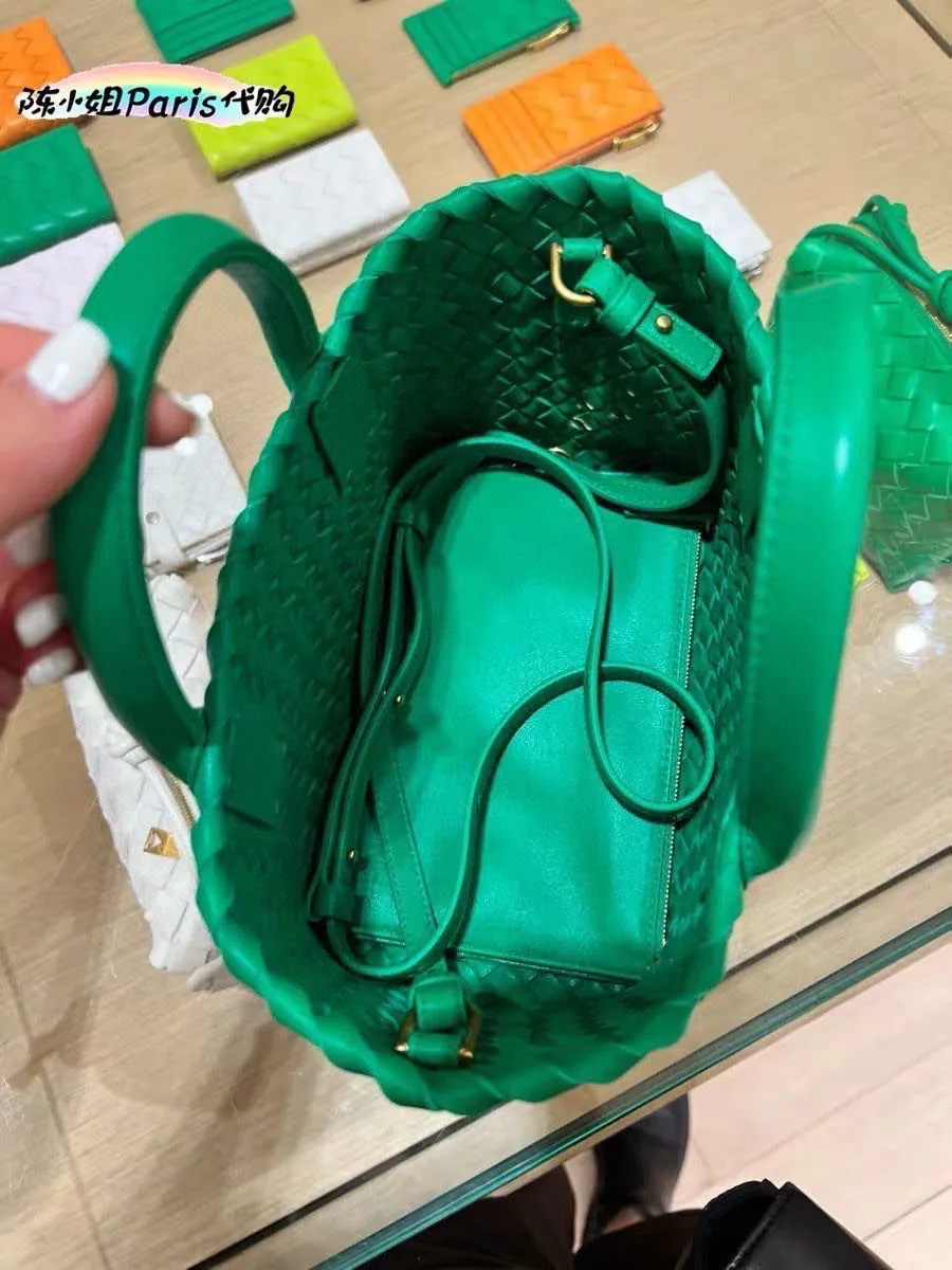 Mini and cute, even though it’s small, it can hold a tote vegetable basket—parrot green
